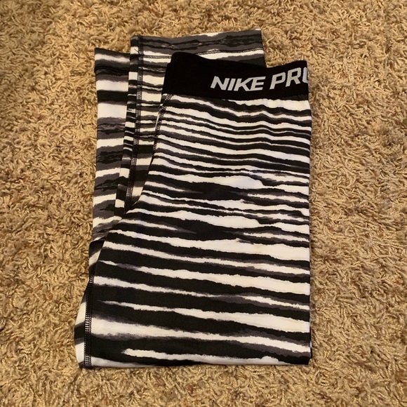 Nike Pants - NIKE Pro Black and White Legging Capris